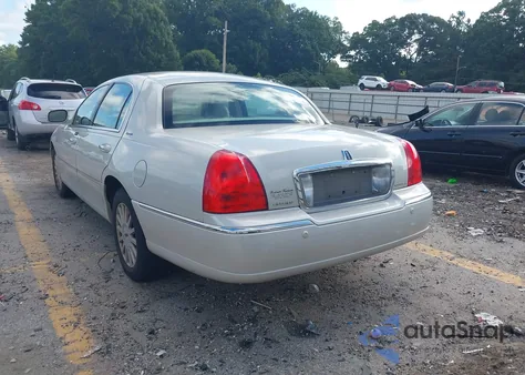 2005 Lincoln Town Car Signature from USA, damaged, VIN 1LNHM81W95Y635084